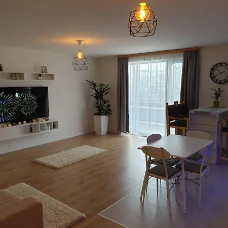 Апартаменти Experienta Frumoasa Si Corecta La Brasov. Apartament 2 Cu Gradina Si Loc De Parcare Брашов